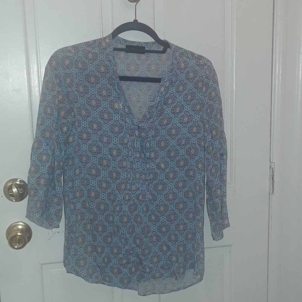 Top 3/4 long sleeves, v neck. Blue and Grey.